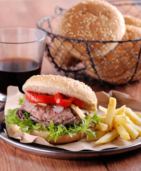 Hamburger mit Pommes und Salat — Stockfoto