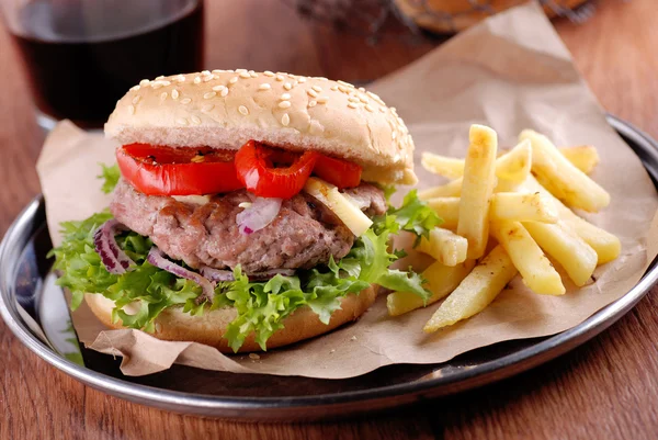 Hamburguesa con papas fritas y ensalada —  Fotos de Stock