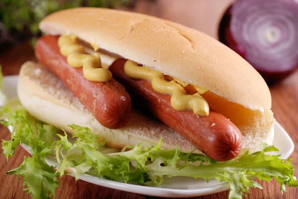 Hot dog with mustard — Stock Photo, Image