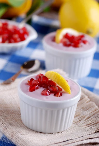 Efterrätt med granatäpple — Stockfoto