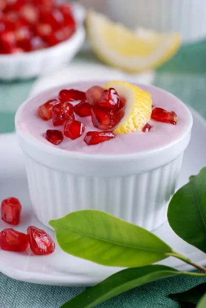 Postre con granada — Foto de Stock