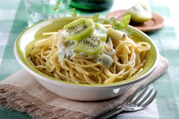 Spaghetti with kiwi — Stock Photo, Image