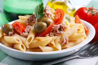 ton balığı ve zeytin makarna