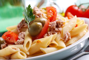 ton balığı ve zeytin makarna