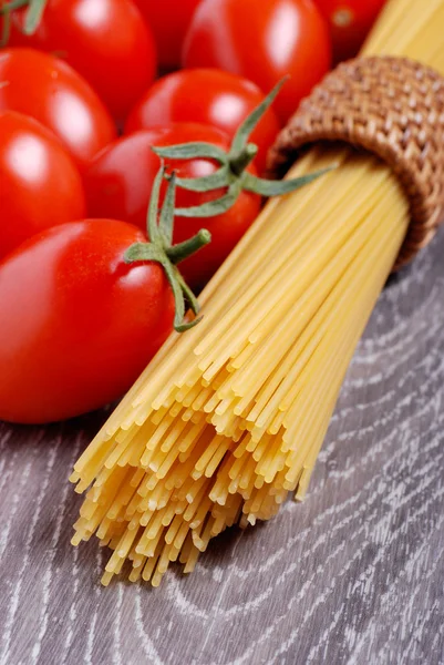 Spaghetti and tomatos — Zdjęcie stockowe