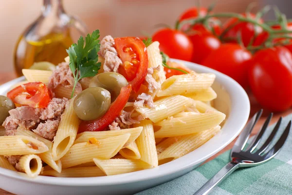 ton balığı ve zeytin makarna