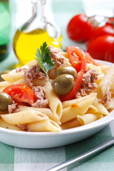 Pasta con atún y aceitunas — Foto de Stock