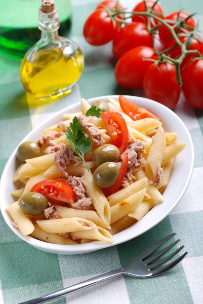 Pasta with tuna and olives — Stock Photo, Image