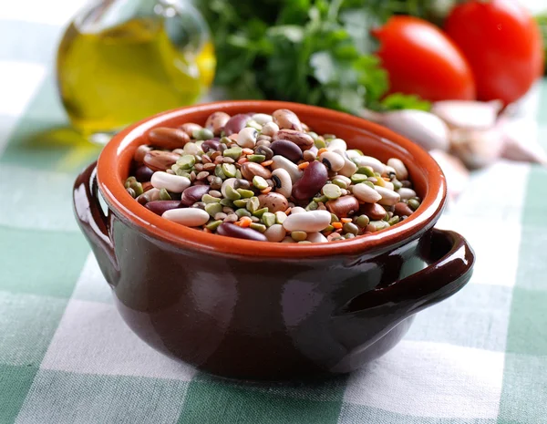 Legumes em tigela de barro — Fotografia de Stock