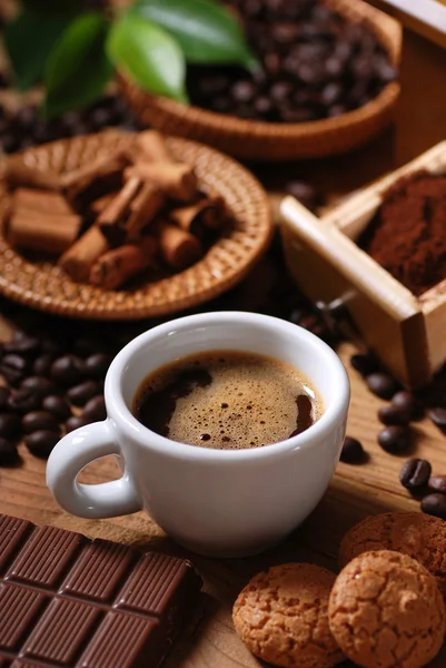 Granos de café y molinillo de café — Foto de Stock