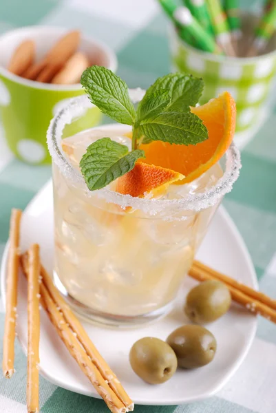 Cocktail with citrus fruit — Stock Photo, Image