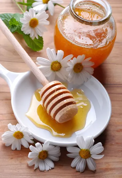 Honig und Gänseblümchen — Stockfoto