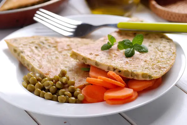 Omelet met erwten — Stockfoto