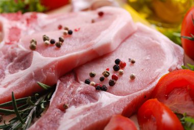 pişmemiş domuz pirzolası