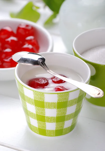 Yogur bajo en grasa con cerezas — Foto de Stock