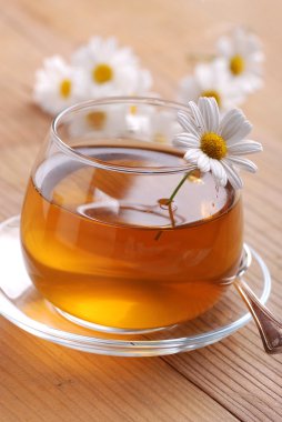 Bir fincan papatya çayı.