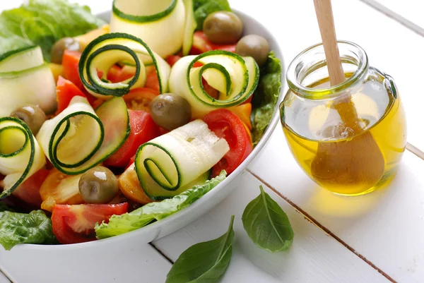 Zucchini und Tomatensalat — Stockfoto