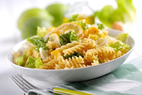 Salada de macarrão com alface — Fotografia de Stock