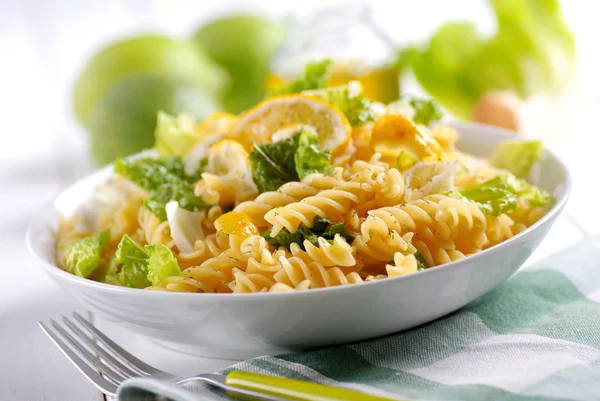 makarna salatası marul ile