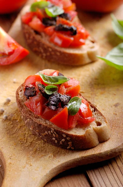 Bruschetta com pedaços de tomate — Fotografia de Stock