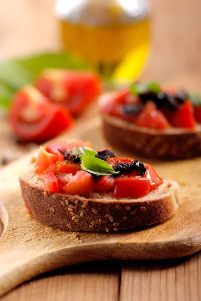 Bruschetta com pedaços de tomate — Fotografia de Stock