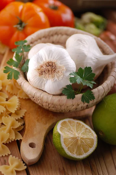 Garlic on the table — Stock Photo, Image