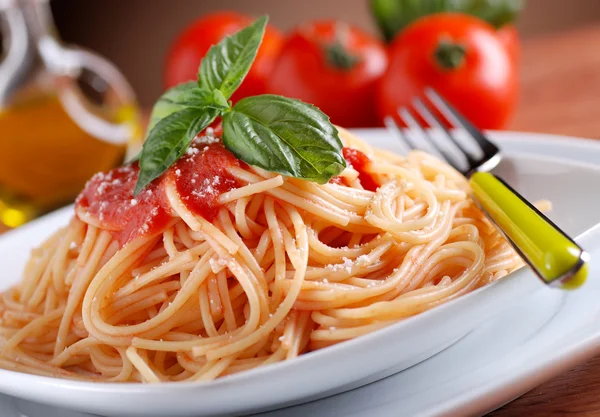 Espaguetis con salsa de tomate —  Fotos de Stock