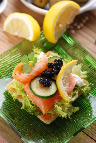 Canapes mit Lachs und Kaviar — Stockfoto