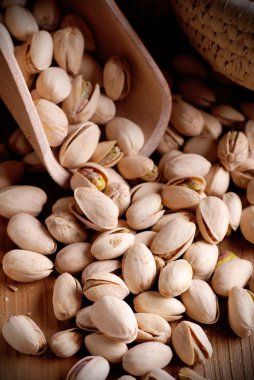 Masanın üzerine Antep fıstığı
