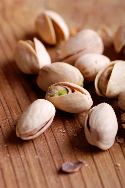 Masanın üzerine Antep fıstığı