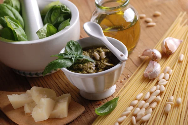 Pesto w misce biały — Zdjęcie stockowe