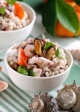 Deniz ürünleri salatası arpa