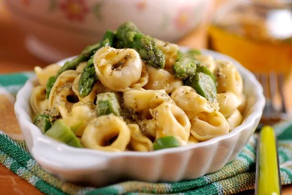 Tortellini mit Spargel — Stockfoto