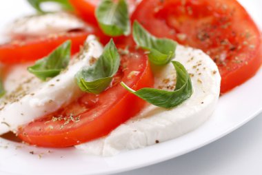 mozzarella ve domatesli salata