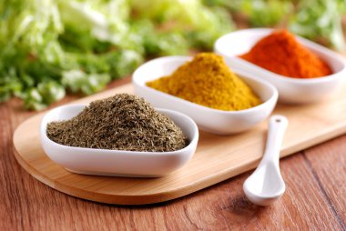 Frenk soğanı ve diğer baharatlar