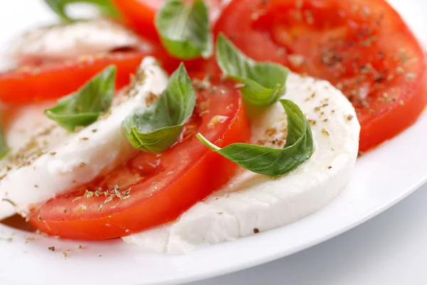Salat mit Mozzarella und Tomaten — Stockfoto