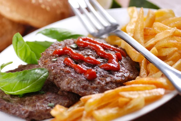 Beef Burger mit Pommes — Stockfoto