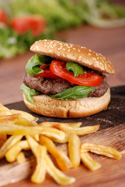 Sándwich con hamburguesa y tomate —  Fotos de Stock