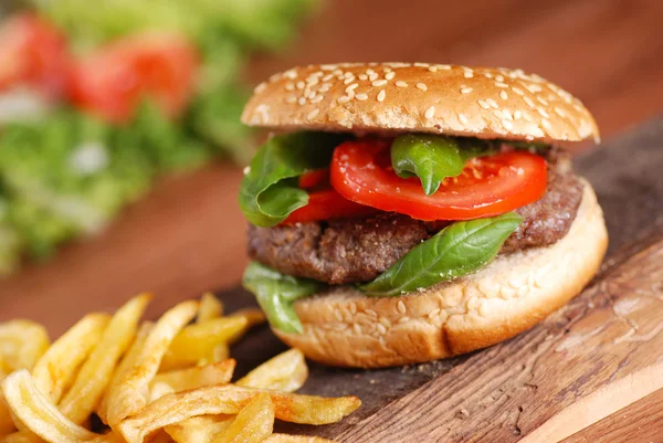 Sándwich con hamburguesa y tomate —  Fotos de Stock