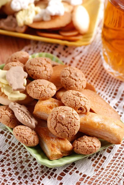Biscoitos variados em bandeja de cerâmica pequena — Fotografia de Stock