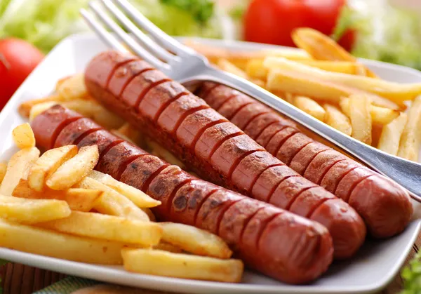 Közlenmiş sosis, patates kızartması ile