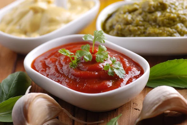 Ketchup und andere Soßen — Stockfoto