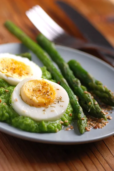 Huevos cocidos con crema de espárragos — Foto de Stock