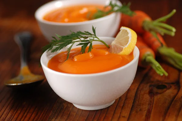 Zupa z marchwi w misce — Zdjęcie stockowe