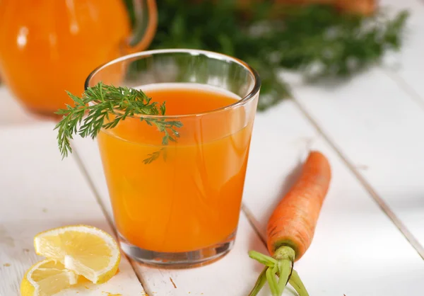 Karottensaft im Glas — Stockfoto