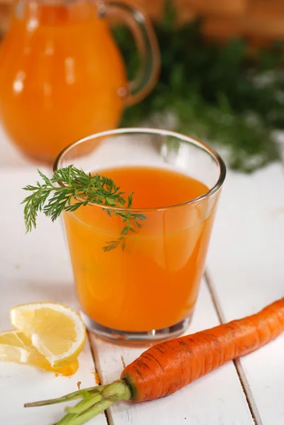玻璃杯里的胡萝卜汁 — 图库照片