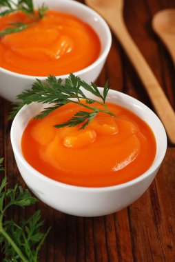 kabın içinde havuç çorbası