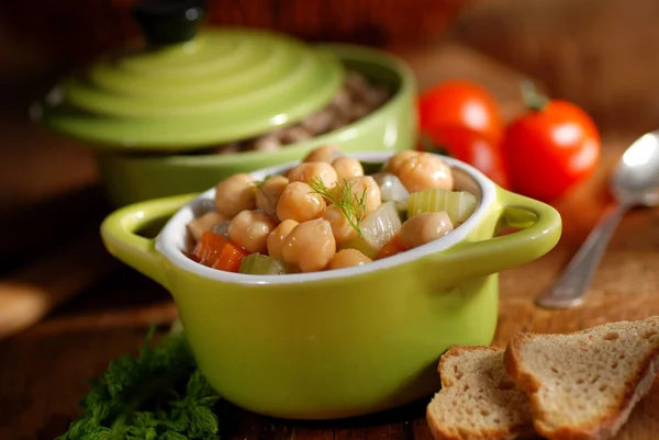 テーブルの上のひよこ豆のスープ — ストック写真