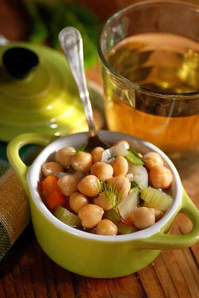 テーブルの上のひよこ豆のスープ — ストック写真
