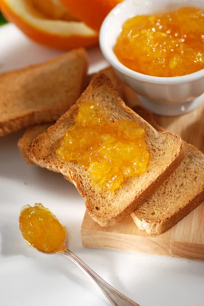 Orangenmarmelade auf Toast — Stockfoto